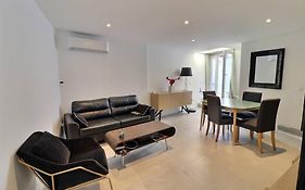 Maison entière, 2 chambres avec parking privé gratuit